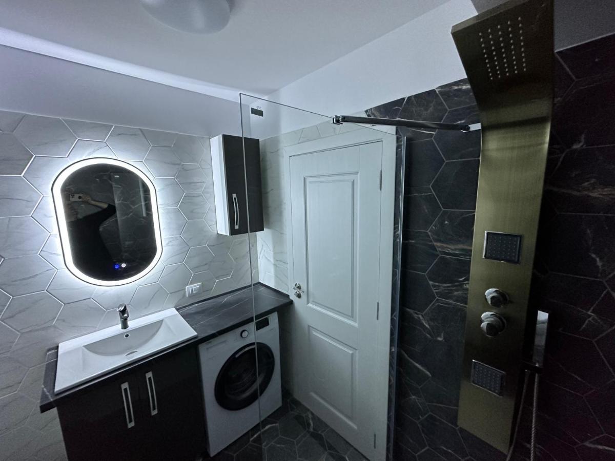 BacăuApartament Lux Bacovia 2アパートメント エクステリア 写真