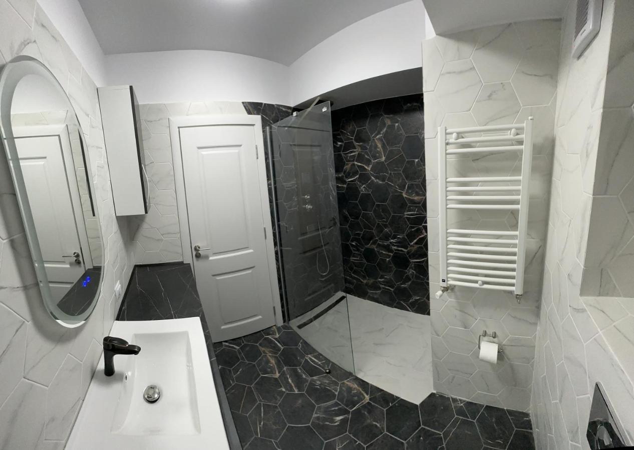 BacăuApartament Lux Bacovia 2アパートメント エクステリア 写真