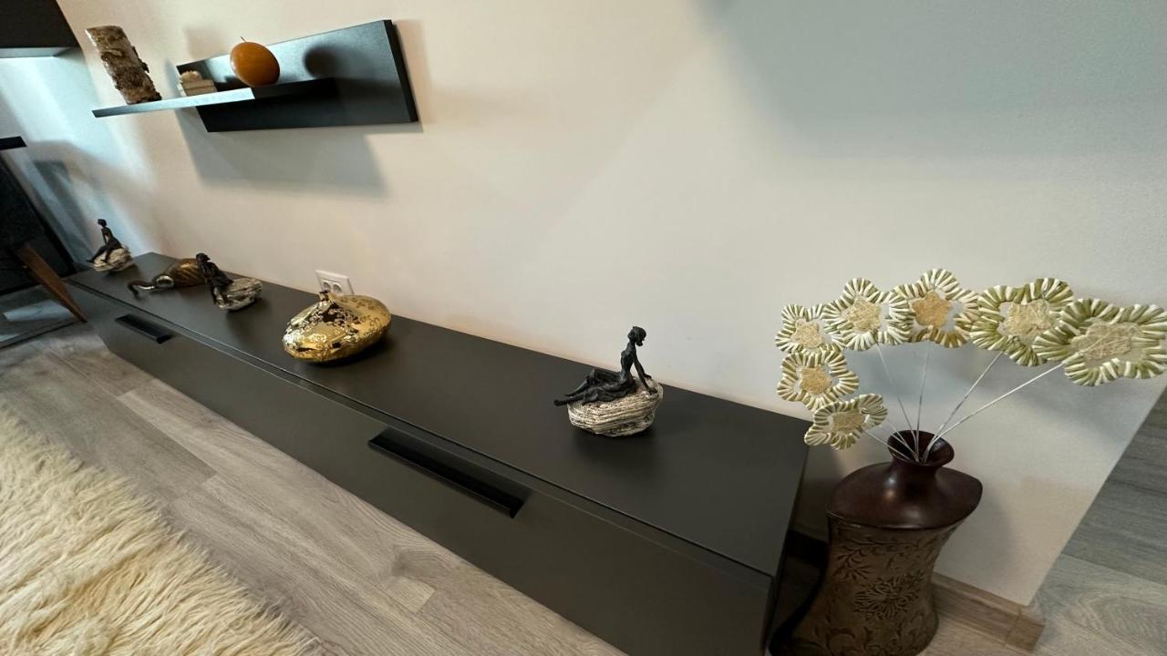 BacăuApartament Lux Bacovia 2アパートメント エクステリア 写真